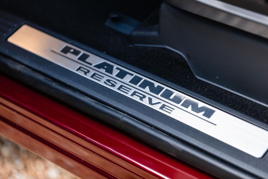 Логотип Nissan Titan XD Platinum Reserve Crew Cab 2019 года  (фото 7 из 34)